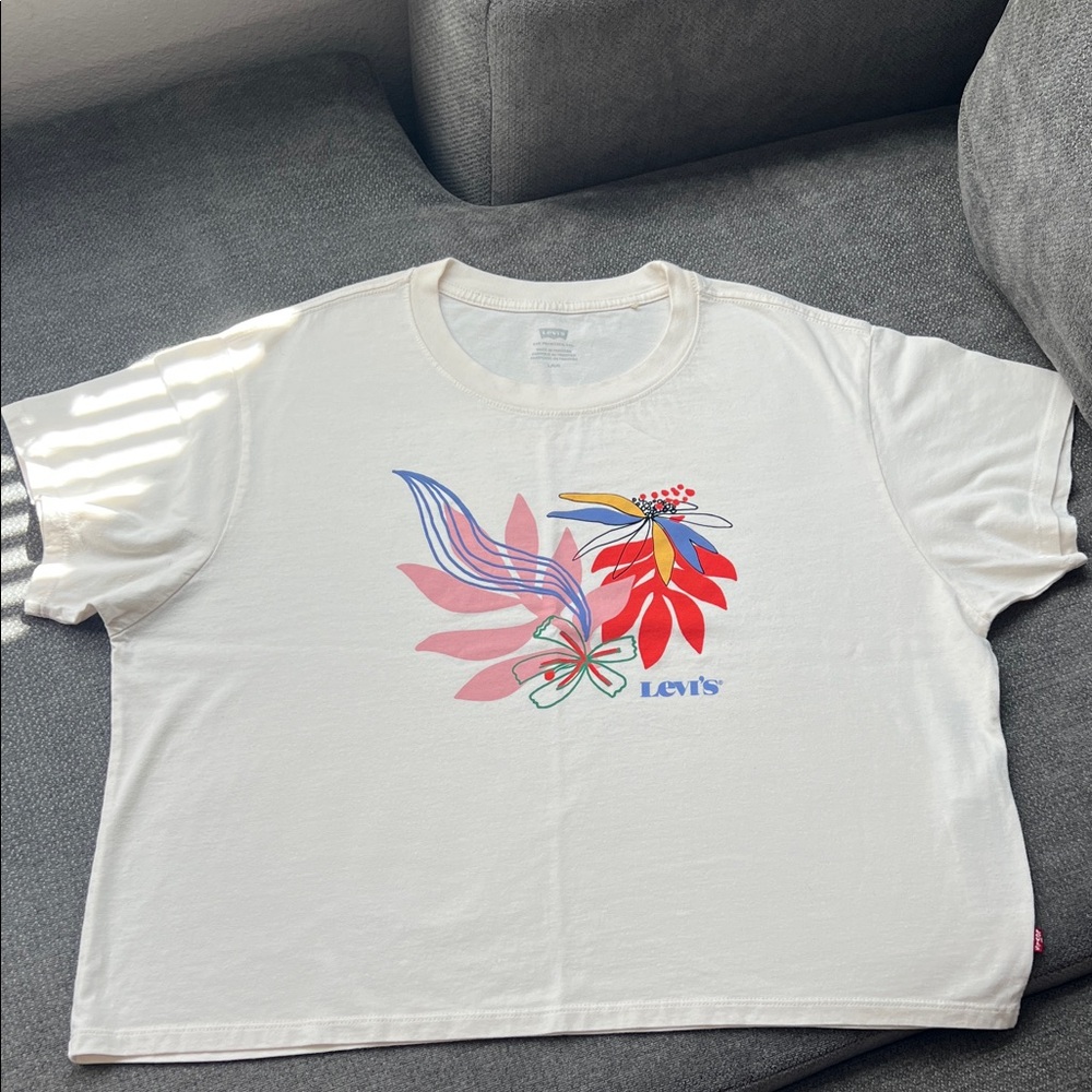 Levi's Cream T-Shirt with Vibrant Graphic